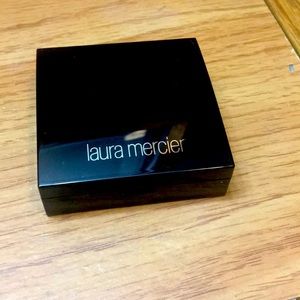 Laura Mercier Secret Blurring powder under eyes